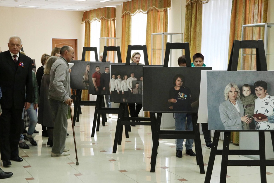 Выставка «Семья Героя» продолжает работу в Центре культурного развития «Форум».