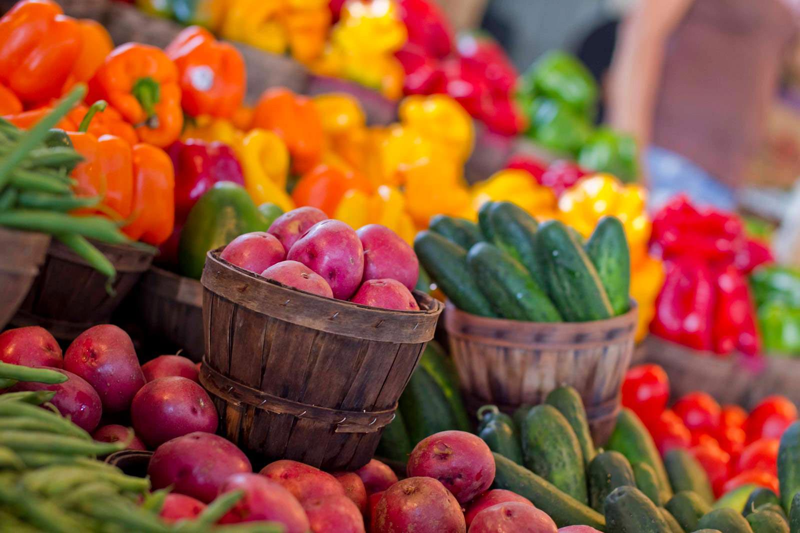 Рынок свежих овощей. Овощи и фрукты. Ярмарка овощей. Торговля овощами и фруктами. Красивые овощи.