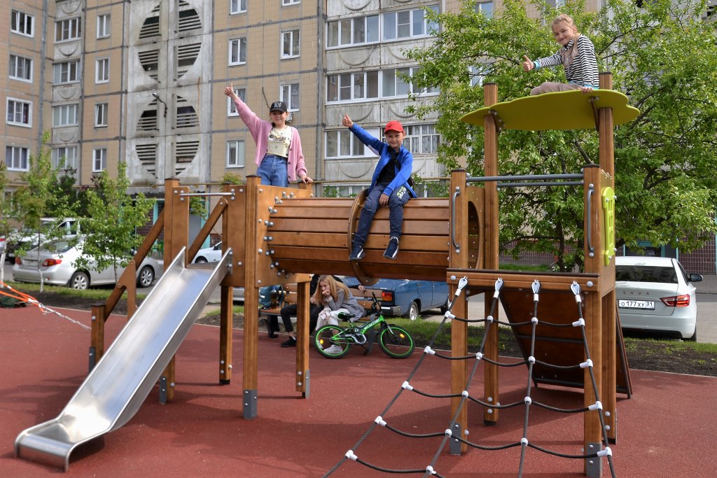 Губкинцев приглашают оценить качество детских площадок.