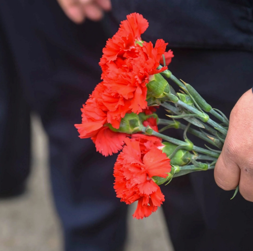 Акция с возложением цветов, посвящённая 81-й годовщине освобождения Губкинского района от немецко-фашистских захватчиков.