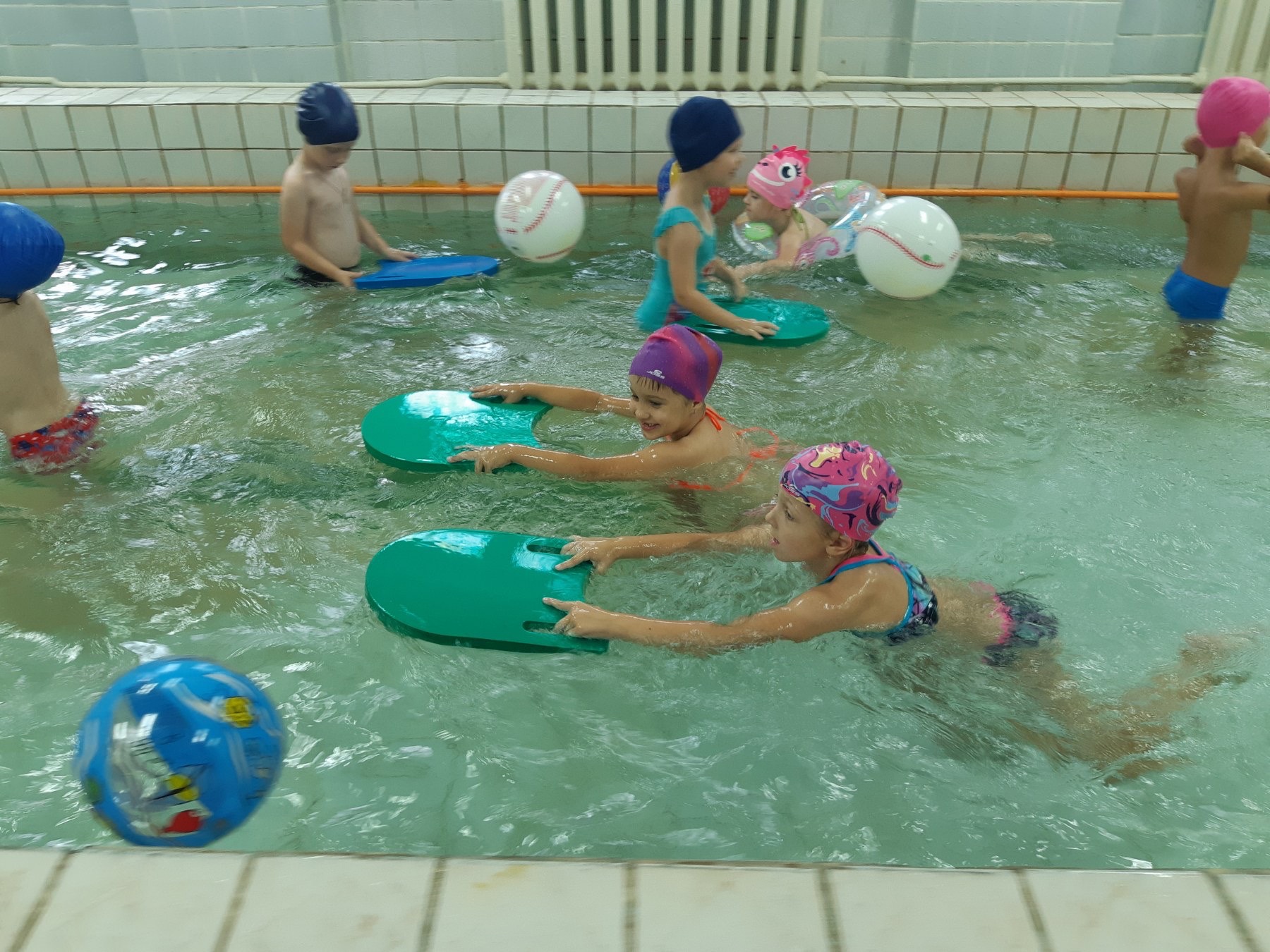 Губкинских дошкольников учат плавать.
