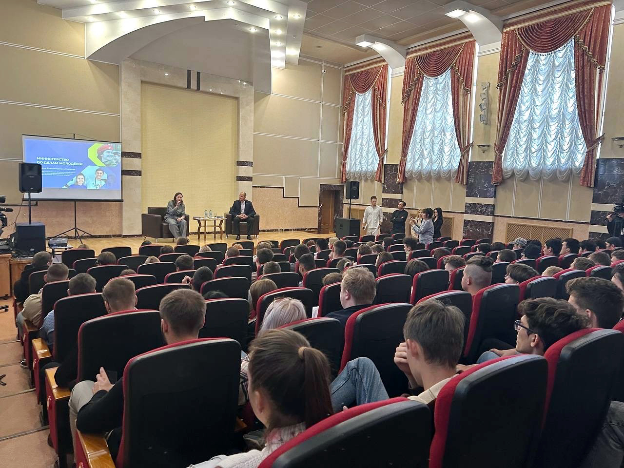 Министр по делам молодёжи Белгородской области провела встречу с губкинцами.