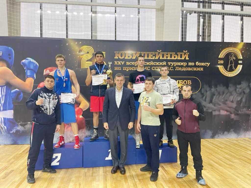 Губкинские боксёры достойно выступили на Всероссийском турнире по боксу.