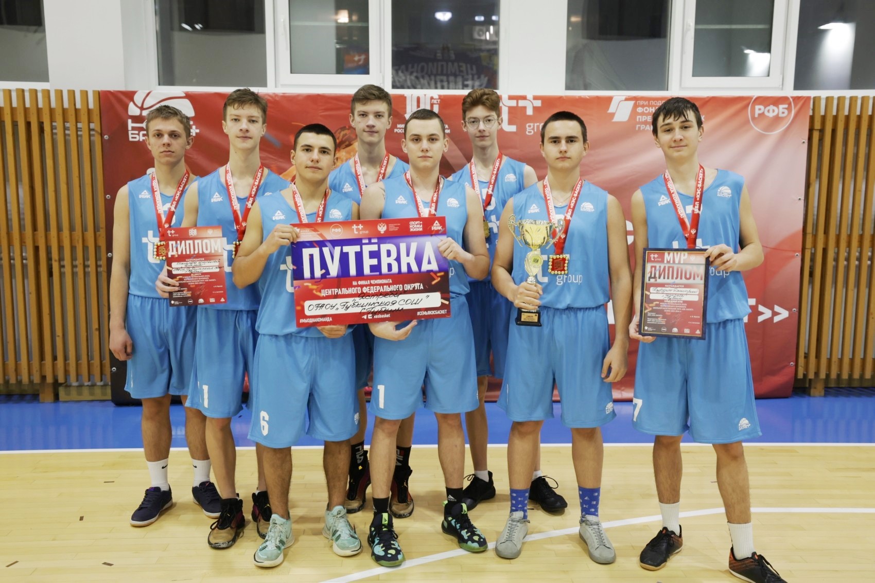 Команда юношей школьного спортивного клуба «Ястребы» Губкинской средней школы  стала чемпионом регионального этапа школьной баскетбольной лиги Чемпионата «КЭС- БАСКЕТ».