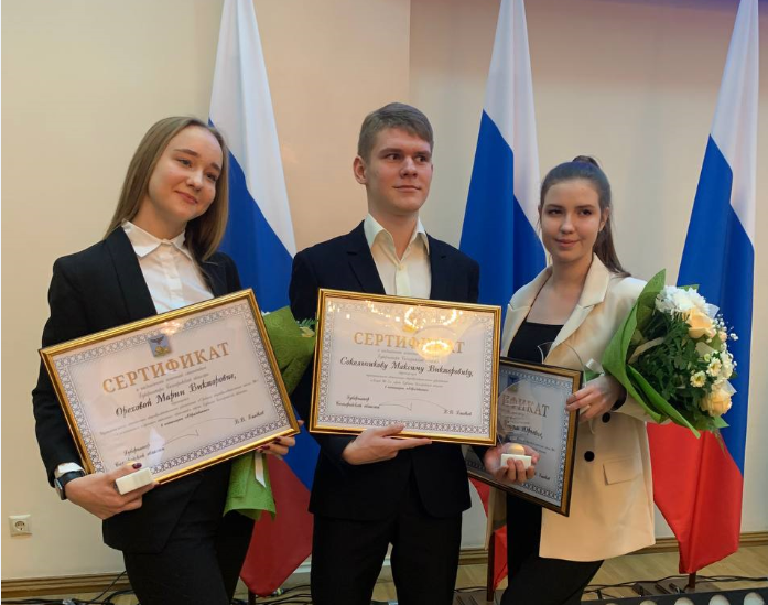 Губкинским школьникам вручены именные стипендии Губернатора Белгородской области.