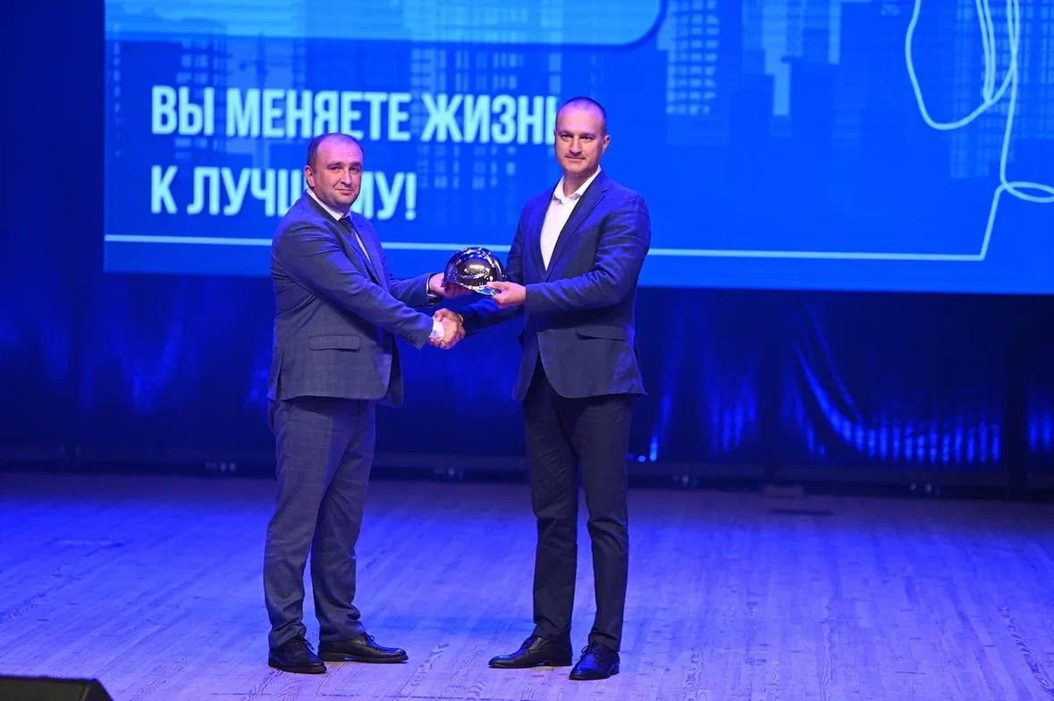 В Белгороде к профессиональному празднику вручили награды строителям.