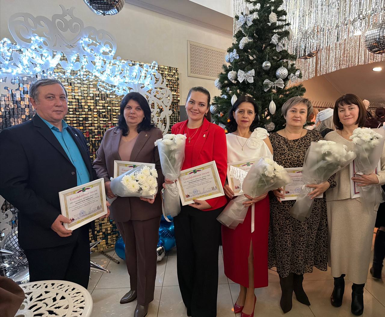 Лучшие руководители ТОС получили награды по итогам работы за 2025 год.