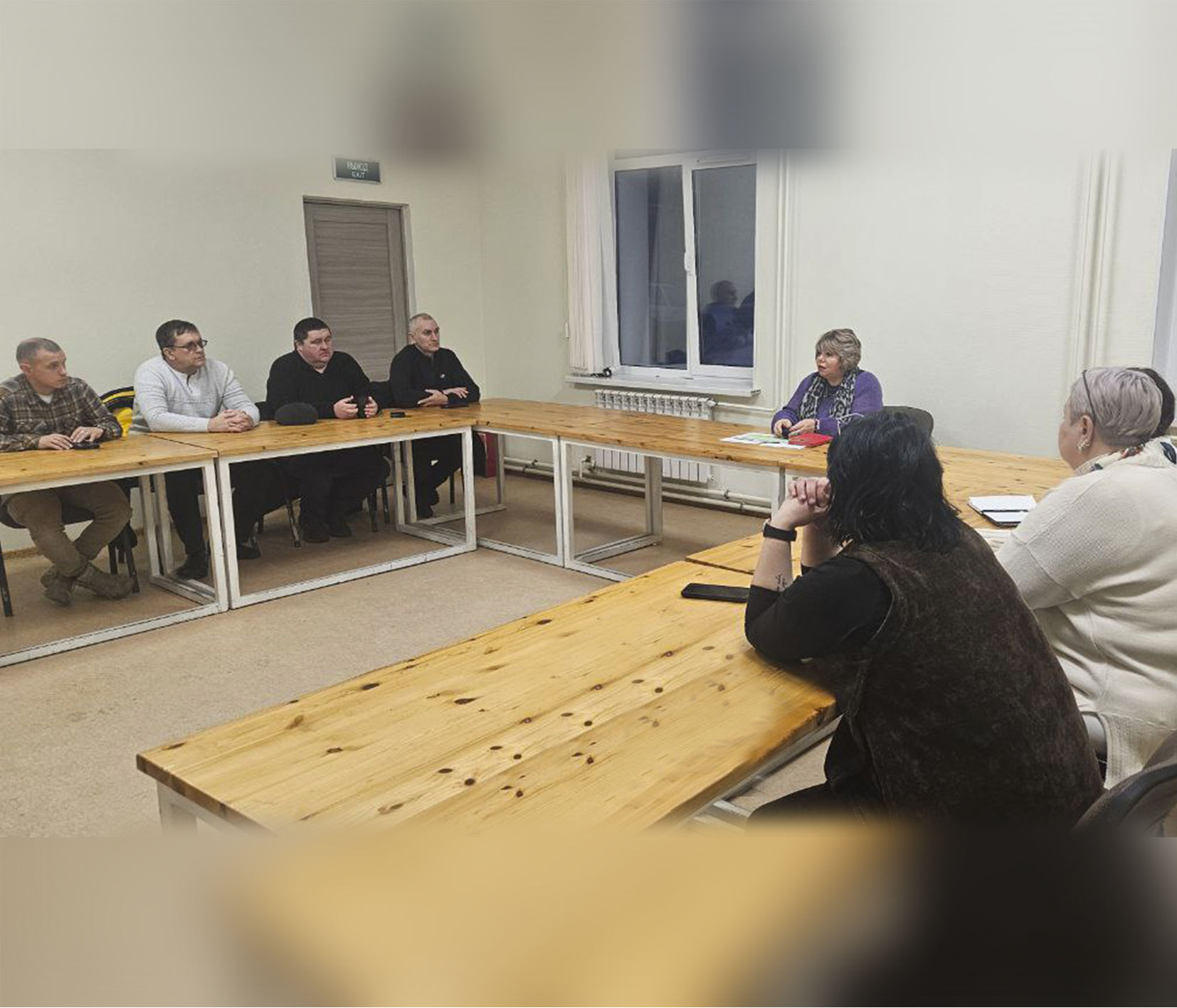 на фото участники Стали, члены их семей и начальник УСП.