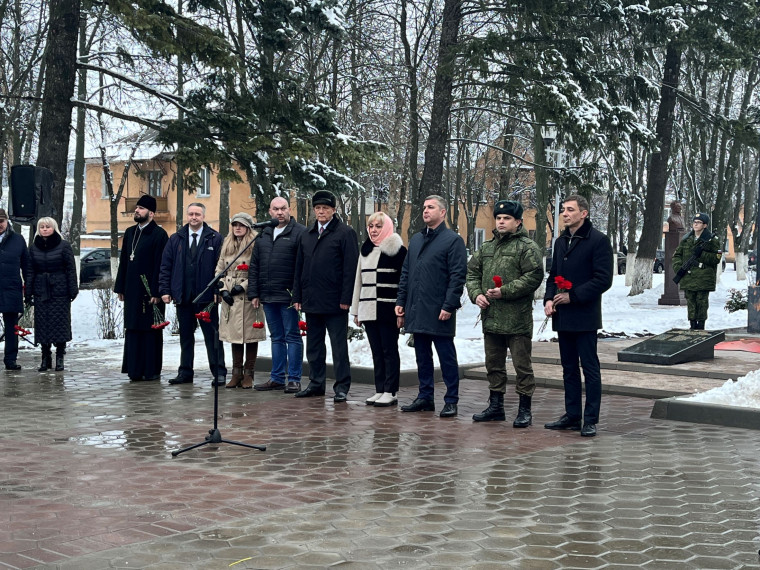 Депутаты Совета депутатов вместе с главой администрации Михаилом Лобазновым, представителями общественных организаций, губкинцами приняли участие в митинге.