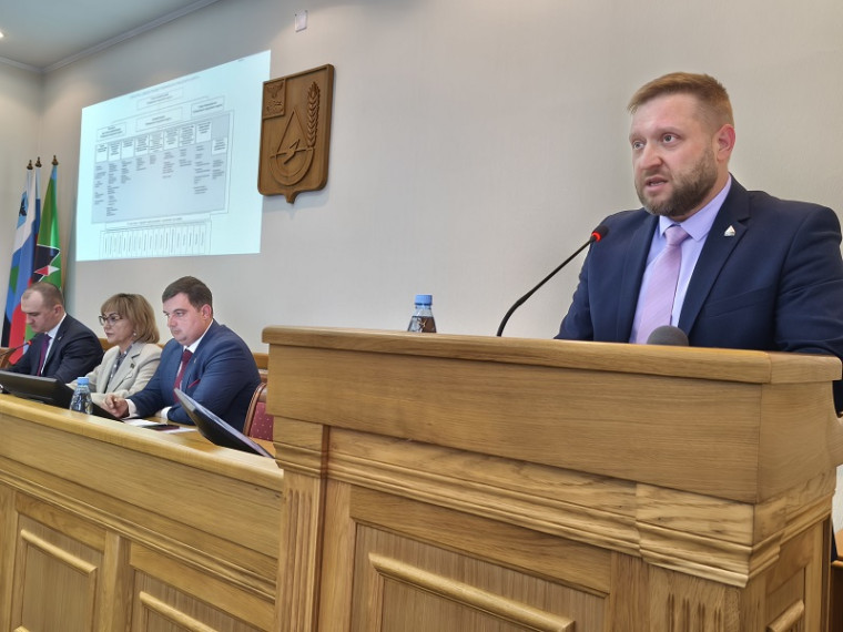 на фото должностные лица участвующие в сессии Совета депутатов Губкинского городского округа.