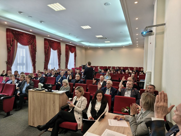 на фото должностные лица участвующие в сессии Совета депутатов Губкинского городского округа.