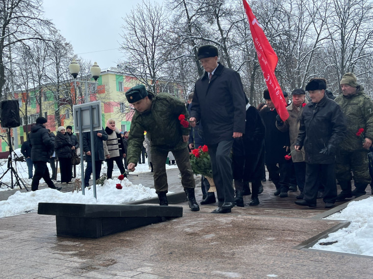 Депутаты Совета депутатов вместе с главой администрации Михаилом Лобазновым, представителями общественных организаций, губкинцами приняли участие в митинге.